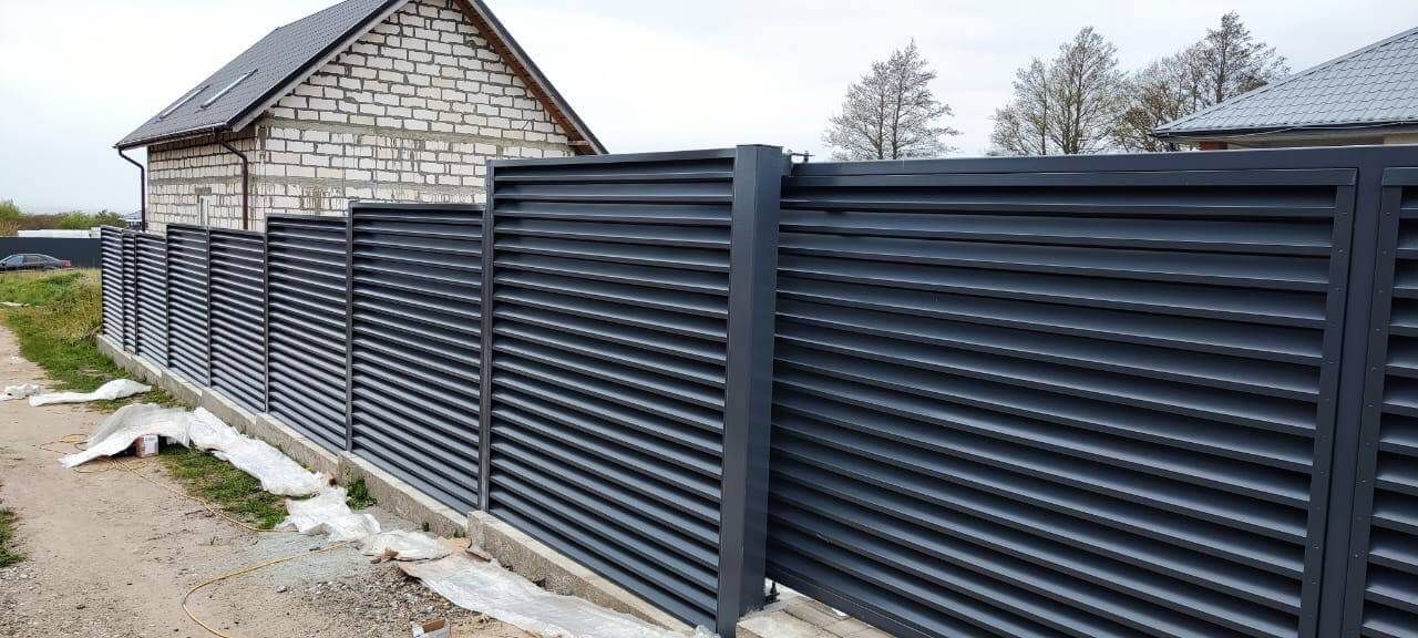 Забор-жалюзи из ламелей ЭКО-Z 24м RAL7024 Серый Графит в Барнауле