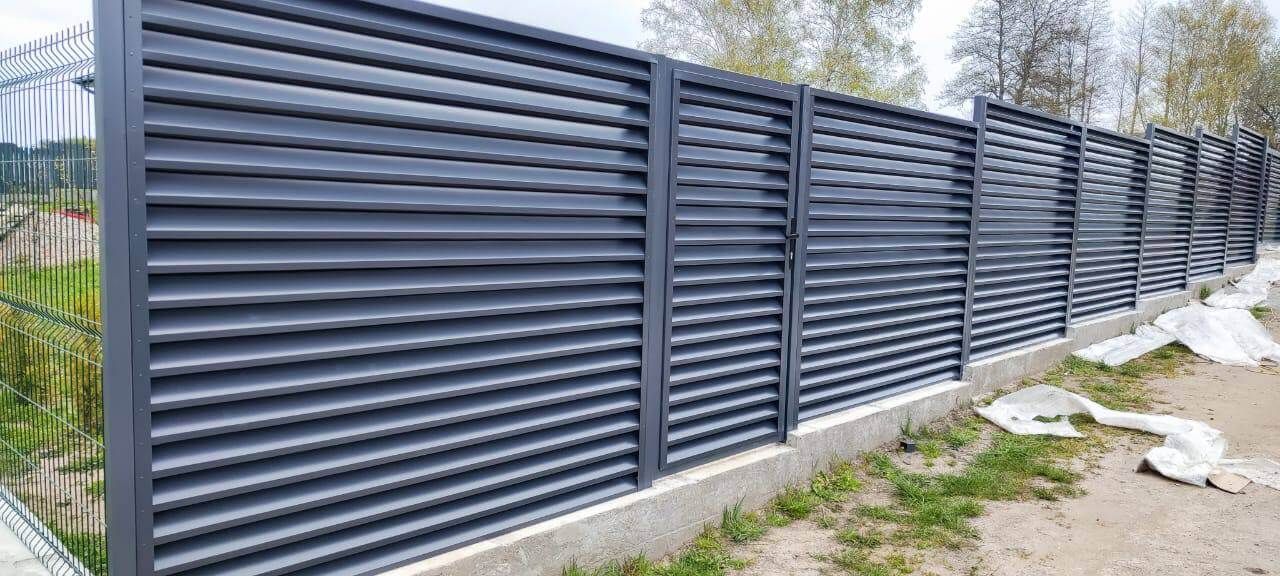 Забор-жалюзи из ламелей ЭКО-Z 24м RAL7024 Серый Графит фото 2 в Барнауле