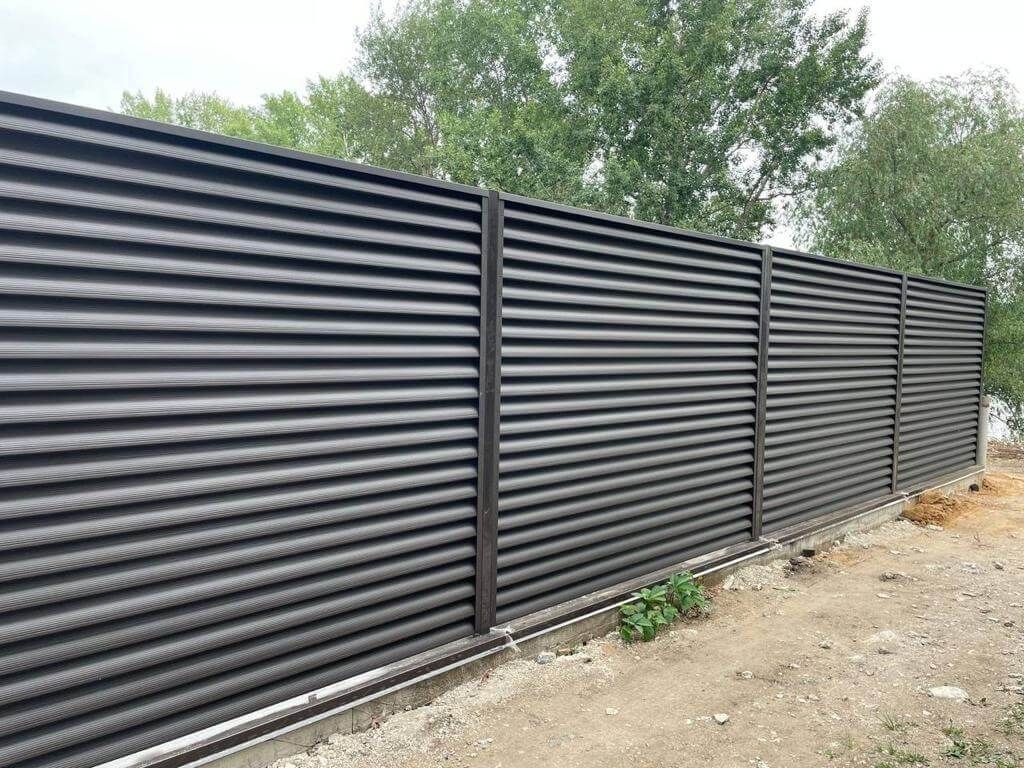 Забор-жалюзи с ламелями еврожалюзи 29м RAL8019/8019 Темный Шоколад МАТТЕ двухсторонний фото 2 в Барнауле