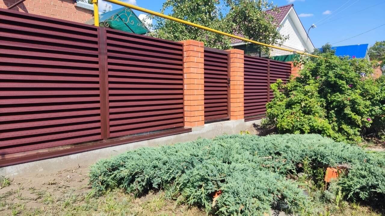 Забор-жалюзи из ламелей Еврожалюзи 20м RAL8017 Шоколад фото 1 в Барнауле