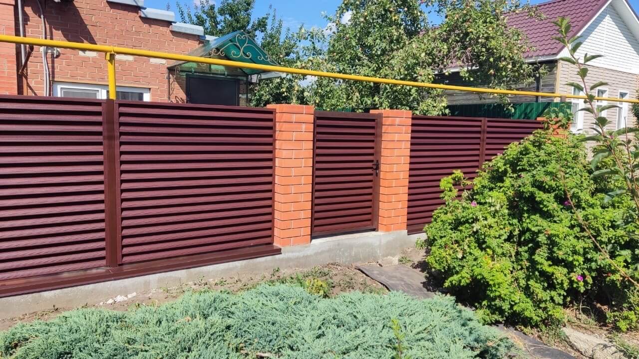 Забор-жалюзи из ламелей Еврожалюзи 20м RAL8017 Шоколад в Барнауле