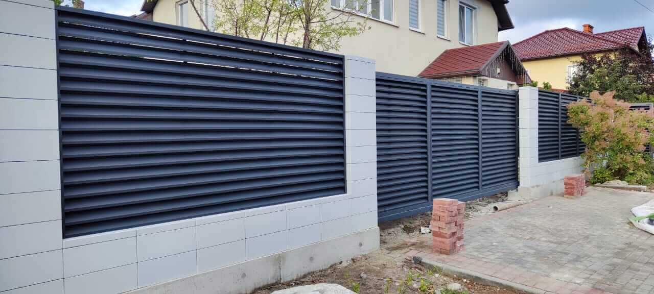 Забор-жалюзи из ламелей ЭКО-Z 17м RAL7024 Серый Графит фото 2 в Барнауле
