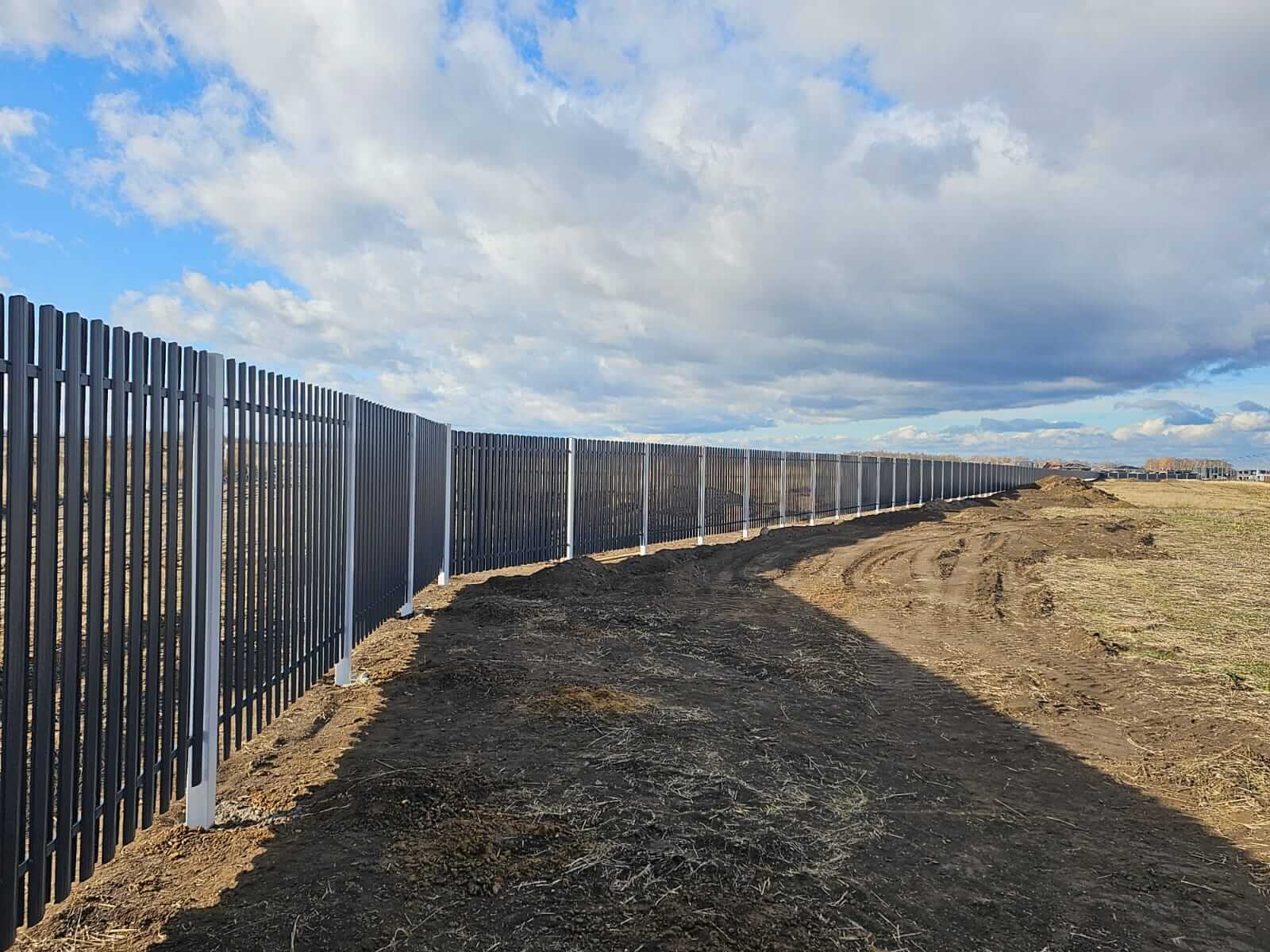 Забор из евроштакетника 234м RAL7024/7024 Серый Графит двусторонний фото 3 в Барнауле