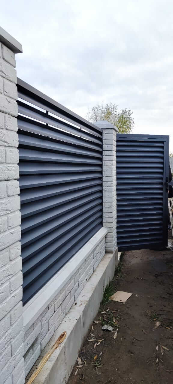 Забор-жалюзи из ламелей ЭКО-Z 32м RAL7024 Серый Графит МАТТЕ фото 4 в Барнауле