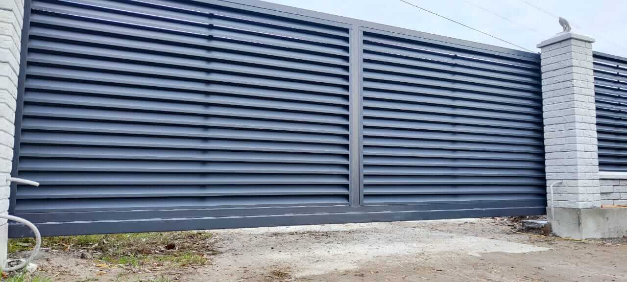 Забор-жалюзи из ламелей ЭКО-Z 32м RAL7024 Серый Графит МАТТЕ фото 3 в Барнауле