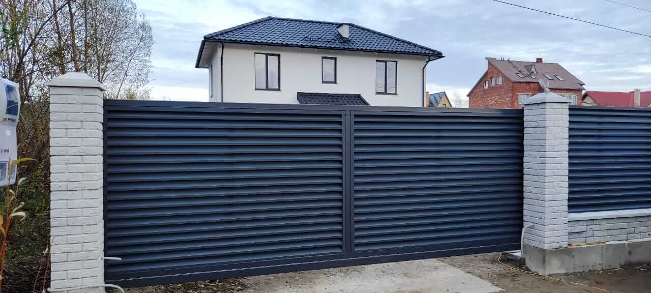 Забор-жалюзи из ламелей ЭКО-Z 32м RAL7024 Серый Графит МАТТЕ фото 2 в Барнауле