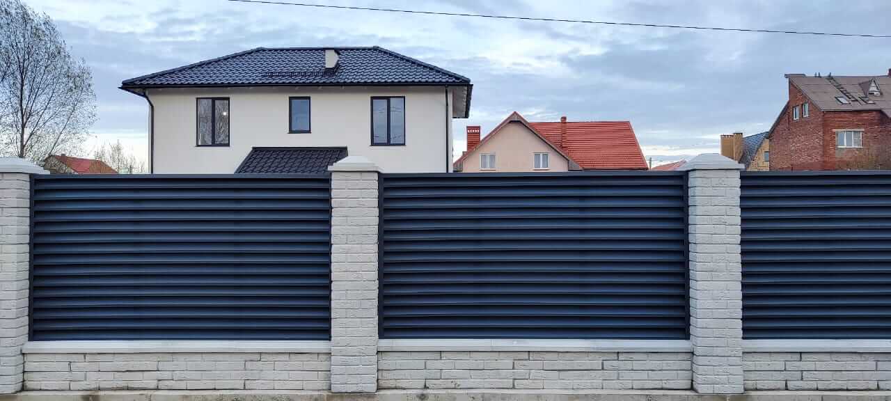 Забор-жалюзи из ламелей ЭКО-Z 32м RAL7024 Серый Графит МАТТЕ в Барнауле