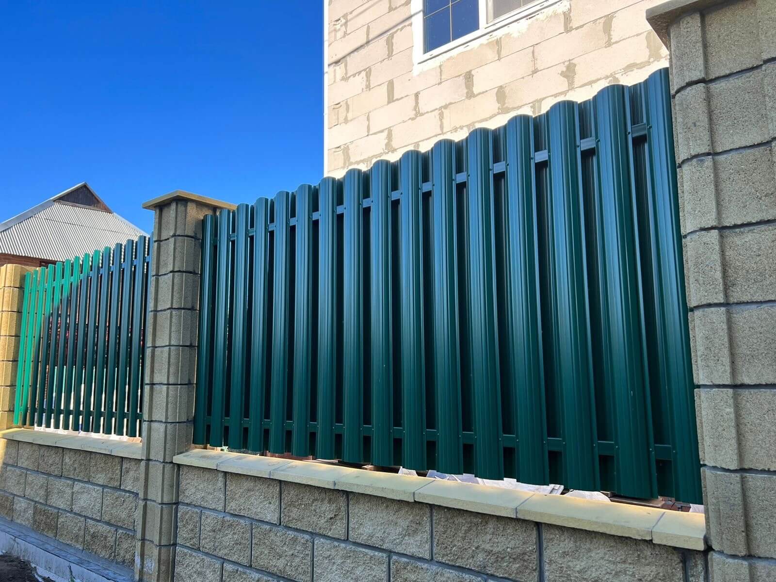 Забор из евроштакетника 22м RAL6005/6005 Зеленый Мох двусторонний фото 7 в Барнауле