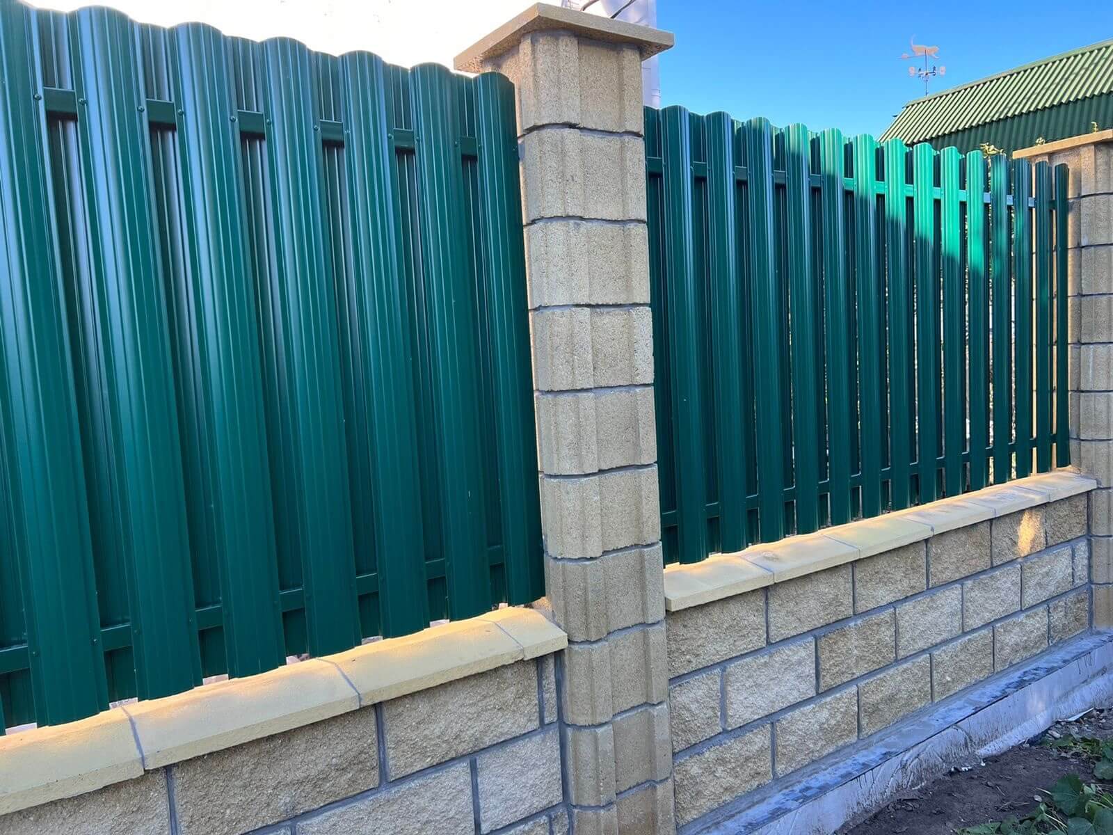 Забор из евроштакетника 22м RAL6005/6005 Зеленый Мох двусторонний фото 1 в Барнауле
