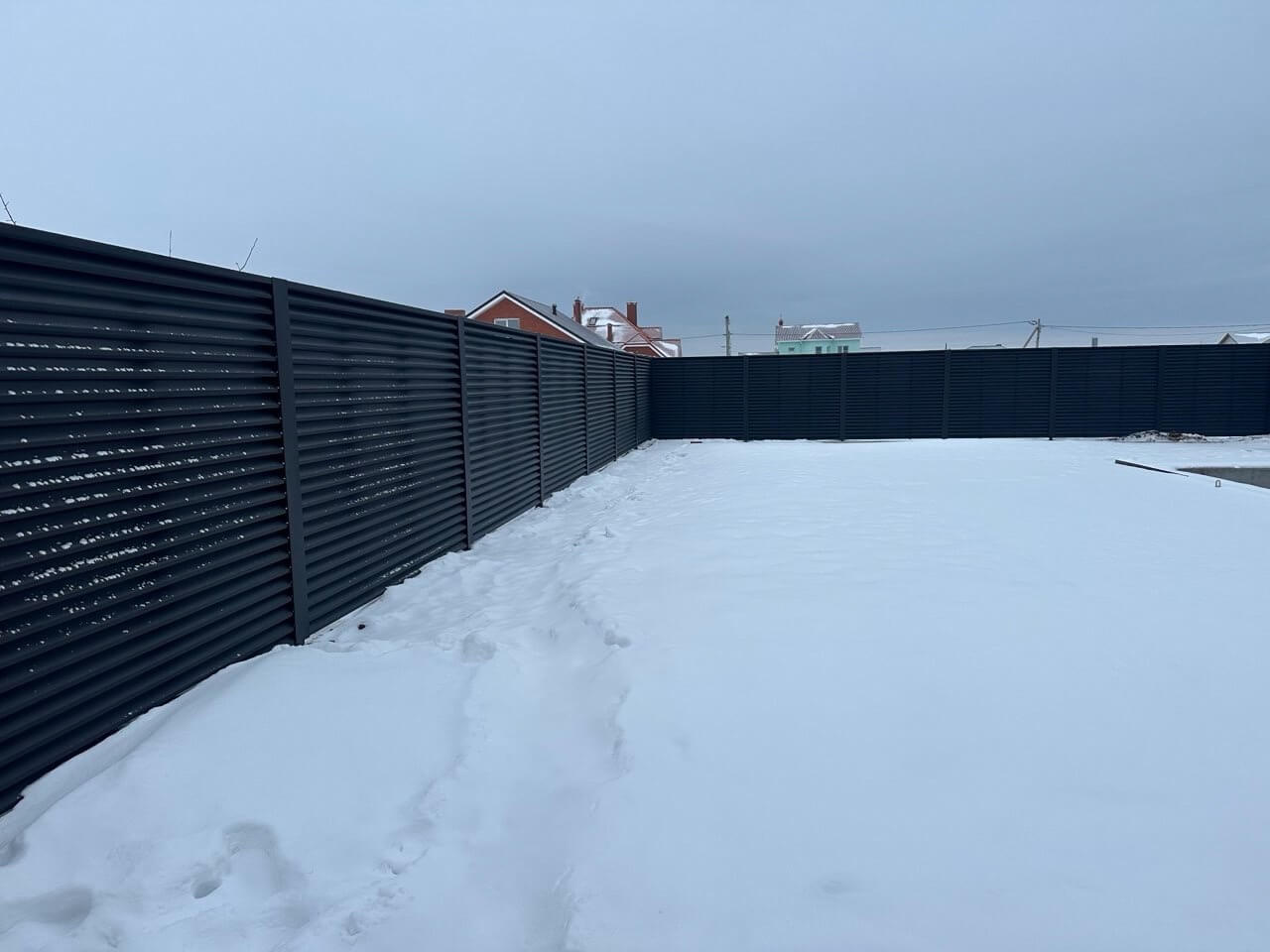 Забор-жалюзи из ламелей ЭКО-Z 130м RAL9005 Черный МАТТЕ фото 3 в Барнауле