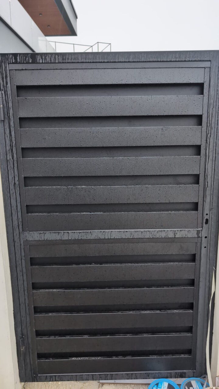 Откатные ворота с калиткой из металлопланкена RAL9005/9005 Черный двусторонний МАТТЕ фото 3 в Барнауле