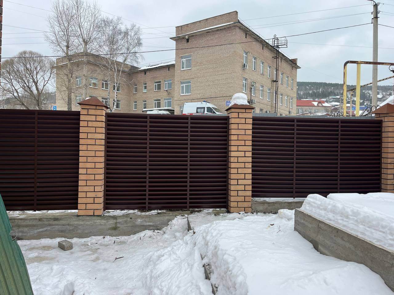 Забор-жалюзи из ламелей ЭКО-Z 87м RAL8017/8017 Шоколад двусторонний МАТТЕ фото 16 в Барнауле