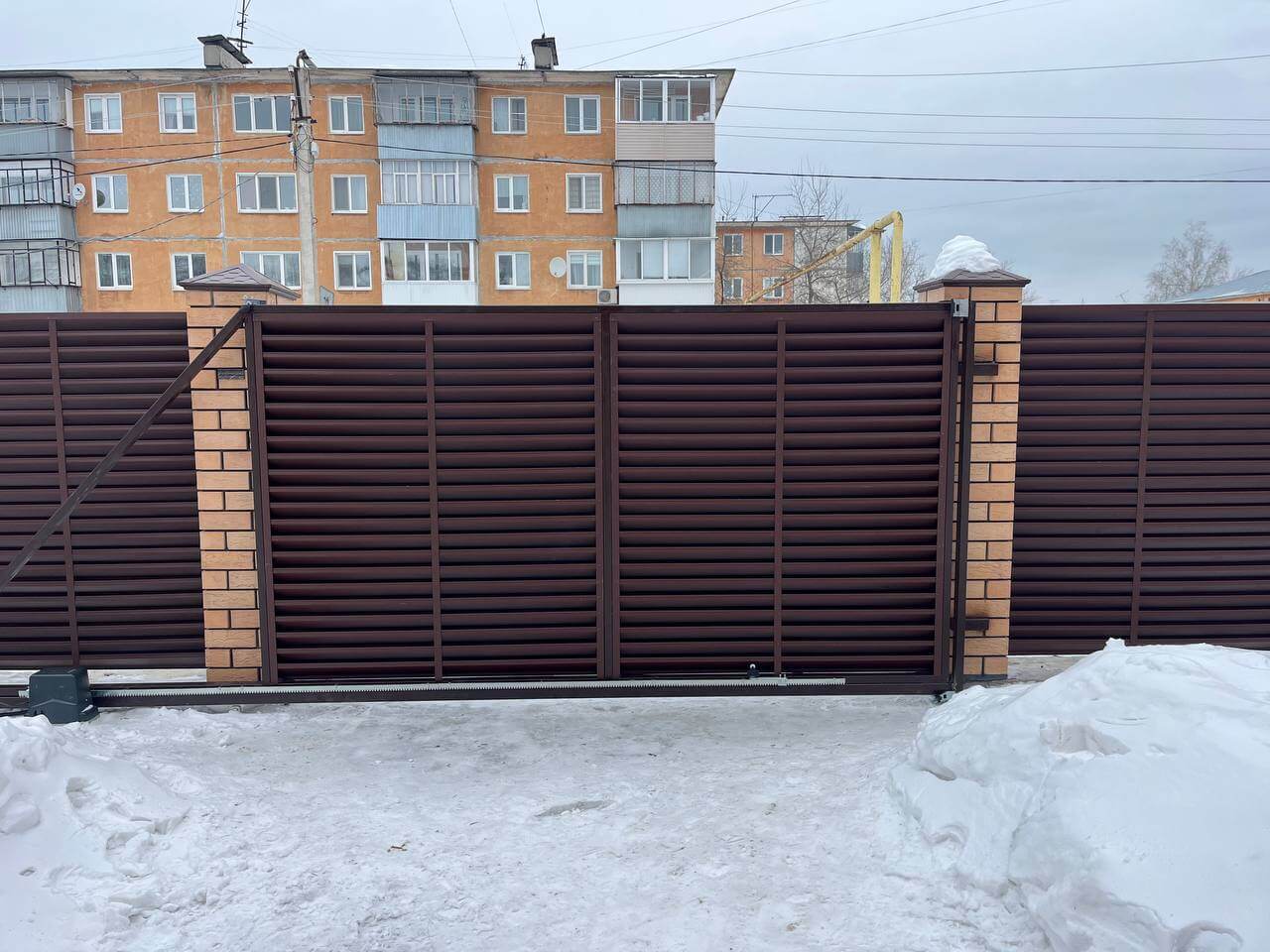 Забор-жалюзи из ламелей ЭКО-Z 87м RAL8017/8017 Шоколад двусторонний МАТТЕ фото 10 в Барнауле