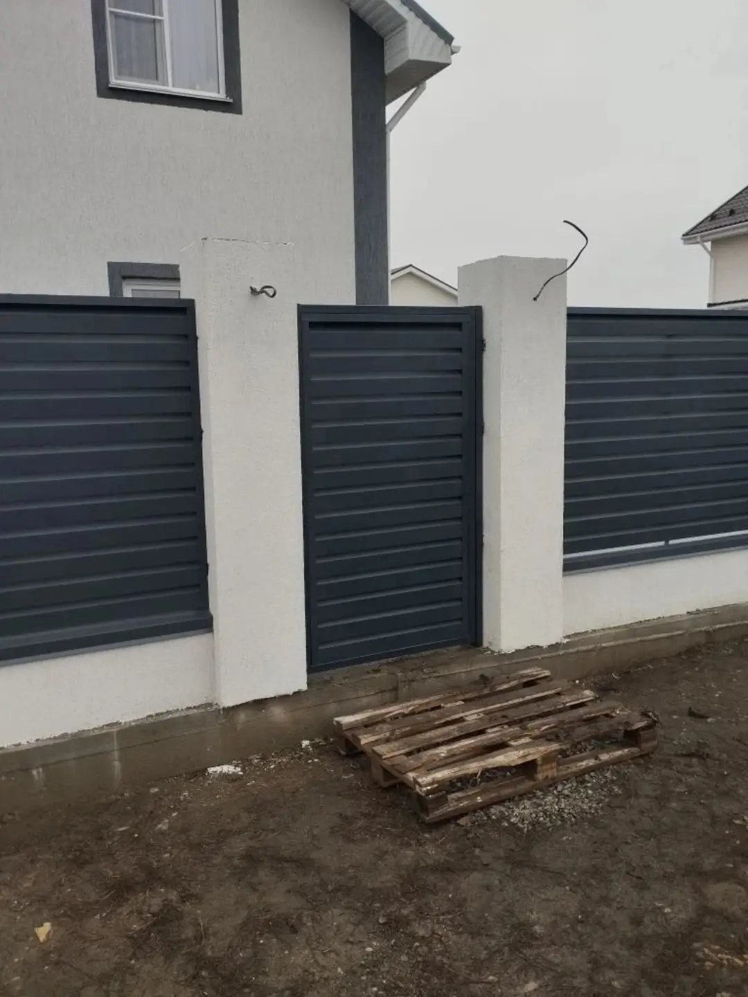 Забор-жалюзи из ламелей Хай-Тек 12м RAL7024 Серый Графит МАТТЕ фото 1 в Барнауле